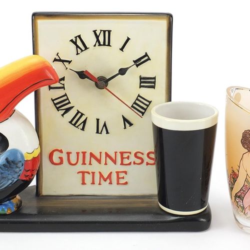 Null Objets divers comprenant une horloge publicitaire Guinness toucan, un vase &hellip;