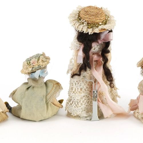 Null Quattro bambole in miniatura con testa di bisquit, la più grande alta 16 cm&hellip;
