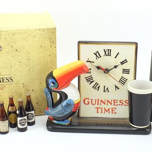 Null Objetos varios que comprenden un reloj con publicidad de tucán de Guinness,&hellip;