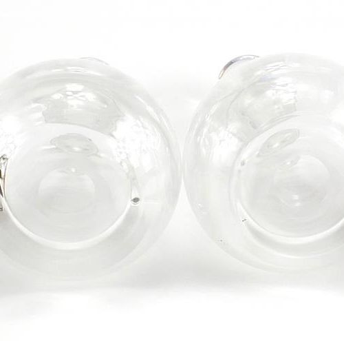 Null Paar geschliffene Glaskaraffen mit silbermontierten Eichenständern von Simo&hellip;
