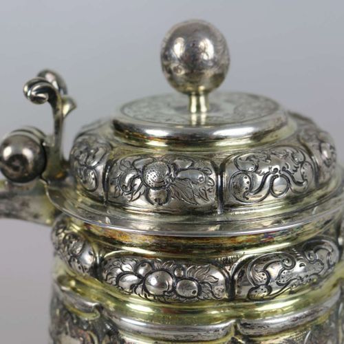 Null 有盖水罐，银制，可能是奥格斯堡，17世纪末、估计是由大师Marx II Schaller（约1651 - 1700）制作的，圆柱形的壶身在一个带有光滑&hellip;