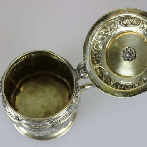 Null 有盖水罐，银制，可能是奥格斯堡，17世纪末、估计是由大师Marx II Schaller（约1651 - 1700）制作的，圆柱形的壶身在一个带有光滑&hellip;
