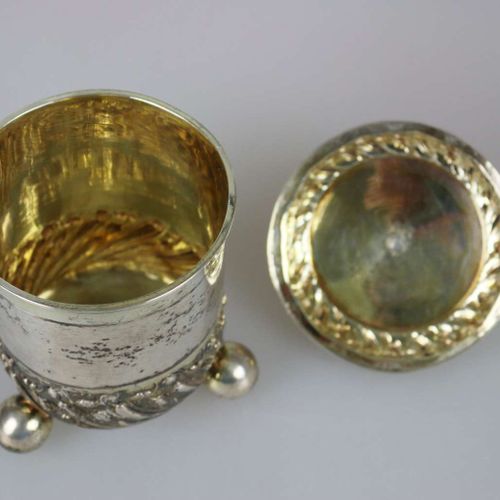 Null 球脚盖杯，银质，奥格斯堡，约1700年，大师Johann Fassnacht（1686年起的大师），在三个球脚上，略呈圆锥形的杯身，低矮的帽盖和球钮，&hellip;