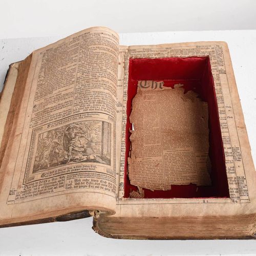 Four Vellum Bound Martin Luther Bibles incluyendo: [Biblia, Das ist Die gantze H&hellip;