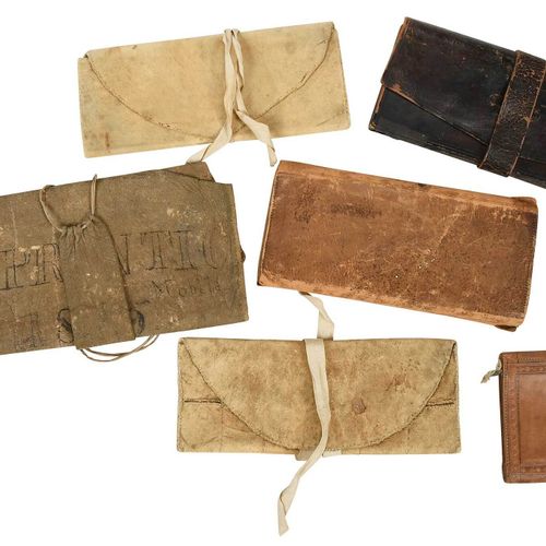Group of Six 19th Century Wallets and Money Pouch ogni costruzione in pelle con &hellip;
