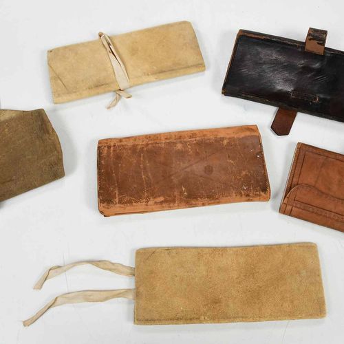 Group of Six 19th Century Wallets and Money Pouch 每个皮革结构的内袋都可以放置钞票或硬币，有些内袋上有 "M.&hellip;
