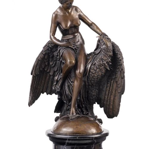 ESCUELA FRANCESA S. XX 带鹰的女人 斑驳的青铜，大理石基座 带基座：49 x 17 x 28厘米/不带基座：39 x 14 x 28厘米 &hellip;