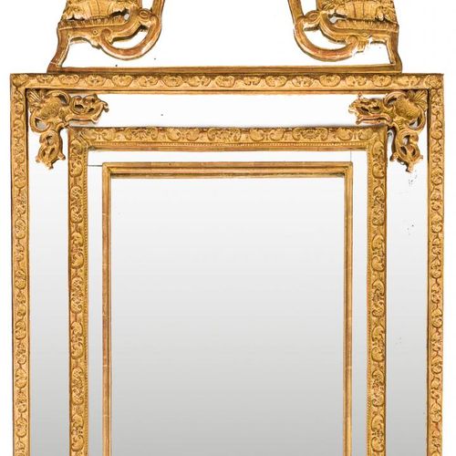 Null Miroir en bois sculpté et doré à large plateau à motifs végétaux et entrela&hellip;
