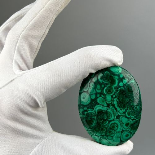 Null A LARGE POLISHED MALACHITE STONE FROM THE CONGO