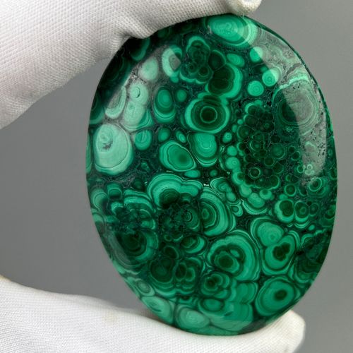 Null A LARGE POLISHED MALACHITE STONE FROM THE CONGO