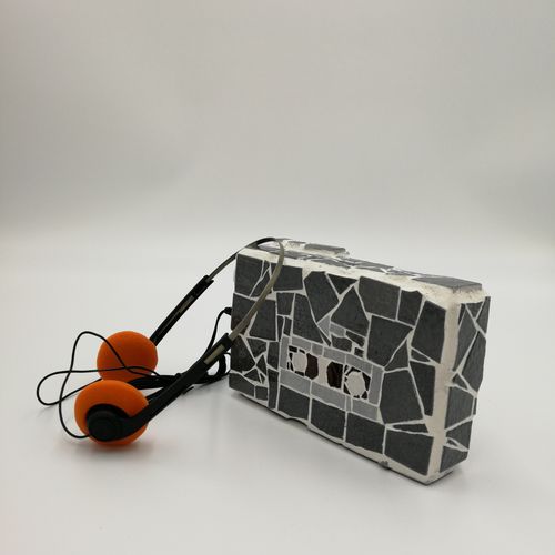 KidPier 
Titre : 
Walkman
Dimension : 12 x 9 x 4 cm

Technique : Mosaïque



Œuv&hellip;