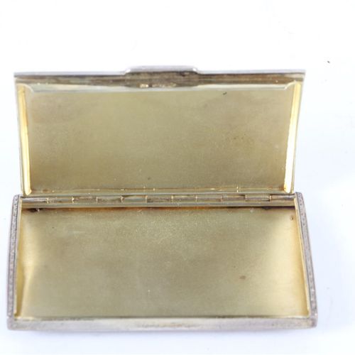 Null 四件各式各样的小银器，包括一个二等银质旅行卡夹，有荷兰印记。

长：6.7 - 8.3厘米。总重量：176.2克。