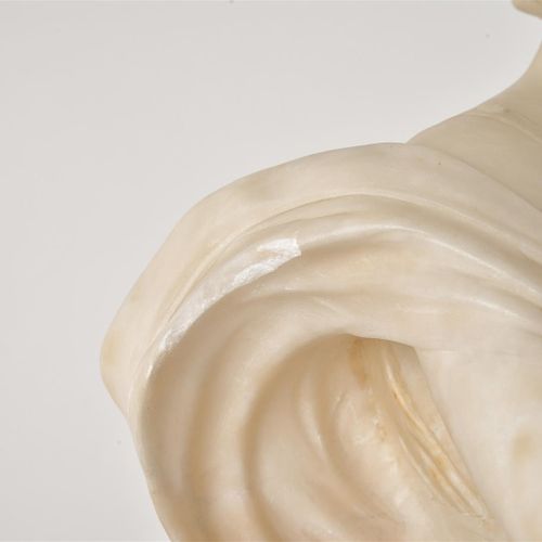 Null Alabaster statue depicting a woman with flowers, 19th century.

H: 70 cm.