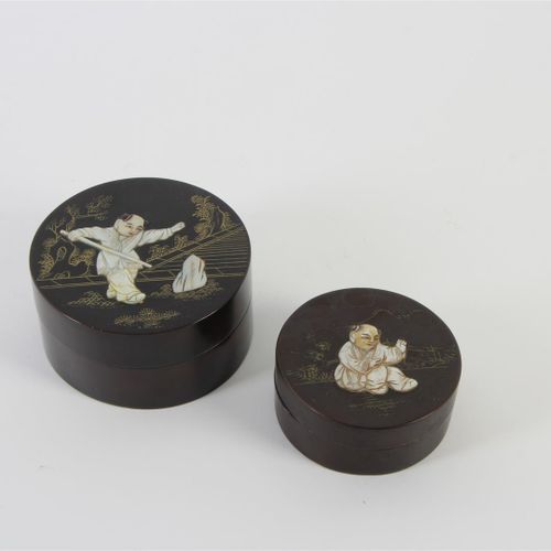 Null Six pièces diverses en porcelaine japonaise, comprenant : un encensoir, deu&hellip;