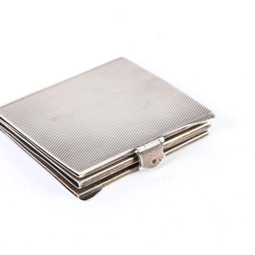 Null 四件各式各样的小银器，包括一个二等银质旅行卡夹，有荷兰印记。

长：6.7 - 8.3厘米。总重量：176.2克。