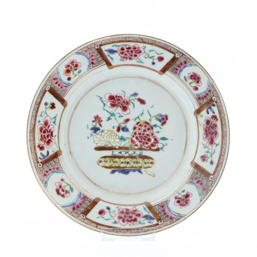 Null Coppia di piatti in porcellana famille rose, con decoro di fiori. Non segna&hellip;