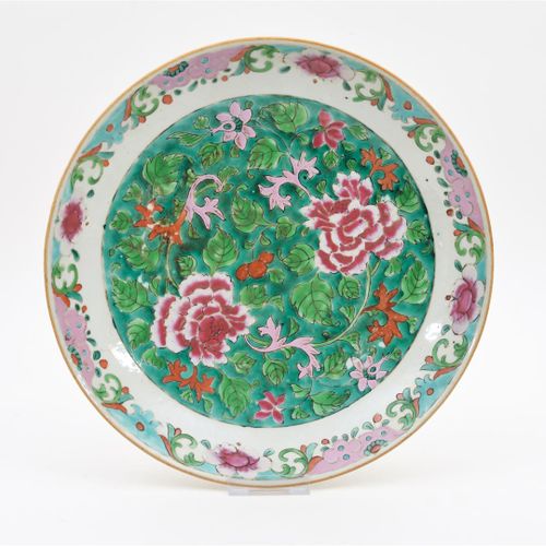 Null Ensemble de soucoupes en porcelaine polychrome à décor floral. Chine, 19ème&hellip;