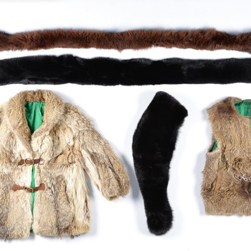 Null Fünf Kleidungsstücke aus Pelz: drei Schals, eine Jacke und eine Weste.