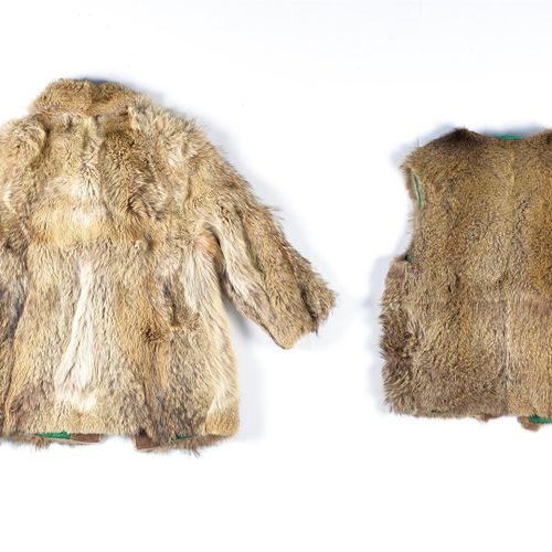 Null Fünf Kleidungsstücke aus Pelz: drei Schals, eine Jacke und eine Weste.