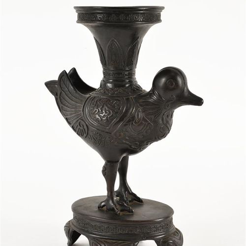 Null Vaso in bronzo con decorazione di un uccello. Giappone, XIX secolo.
H: 34 c&hellip;