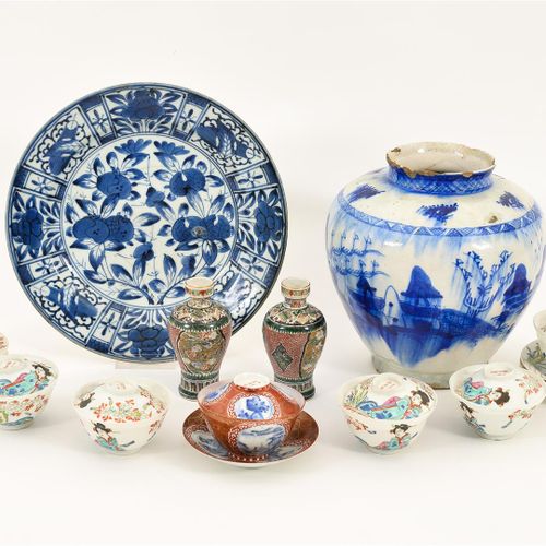 Null Diverses porcelaines et poteries japonaises, dont des tasses et des soucoup&hellip;