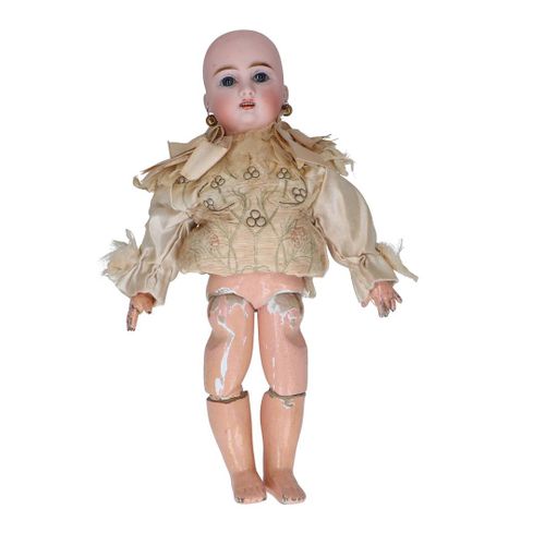 Null 娃娃的头部是仿制的，张着嘴有六颗牙齿，睡眼朦胧，手腕松弛，身体是复合型的，穿着有花卉图案的衣服，头发上有蝴蝶结，皮鞋，头的背面有 "1 "的标记，法国&hellip;