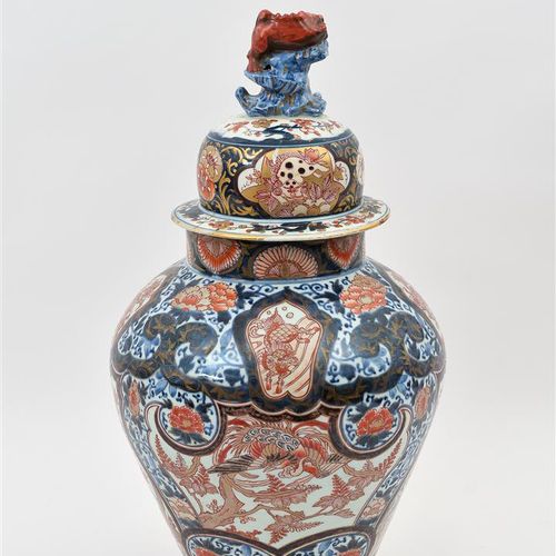Null 伊万里瓷器的盖子，有多色的花卉装饰。日本，有田，1700年。
高：40厘米。