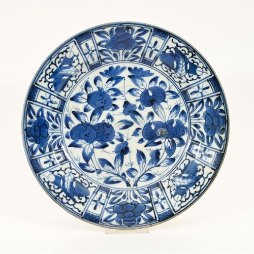 Null Varie porcellane e ceramiche giapponesi, tra cui tazze e piattini con decor&hellip;