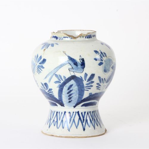 Null Acht verschiedene Stücke Delfter Keramik, darunter ein Rasierbecken, 18. Ja&hellip;