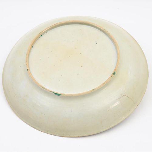 Null 一套多色瓷碟，带有花卉装饰。中国，19世纪。
D：33.5厘米。