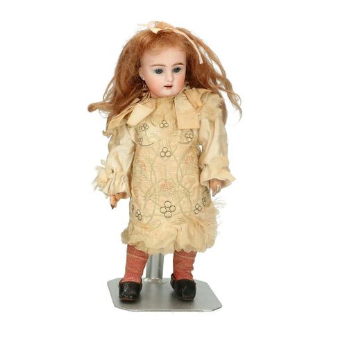 Null 娃娃的头部是仿制的，张着嘴有六颗牙齿，睡眼朦胧，手腕松弛，身体是复合型的，穿着有花卉图案的衣服，头发上有蝴蝶结，皮鞋，头的背面有 "1 "的标记，法国&hellip;