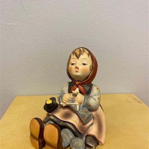 Null Hummel'Girl with bird, Happy Pastime', Hum 69. Without box.
H: 12 cm.