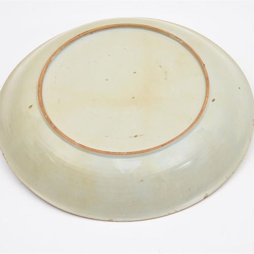 Null Porcelain dish with polychrome floral decor. China, 19th century.
D: 39 cm.