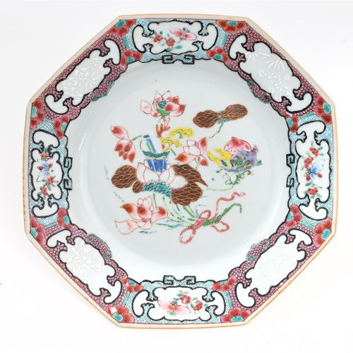 Null Coppia di piatti ottagonali in porcellana famille rose con decoro di fiori.&hellip;
