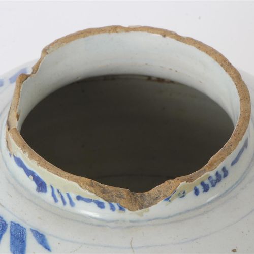 Null Acht verschiedene Stücke Delfter Keramik, darunter ein Rasierbecken, 18. Ja&hellip;