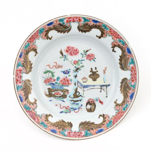 Null Une paire d'assiettes en porcelaine de la famille rose à décor de vases de &hellip;