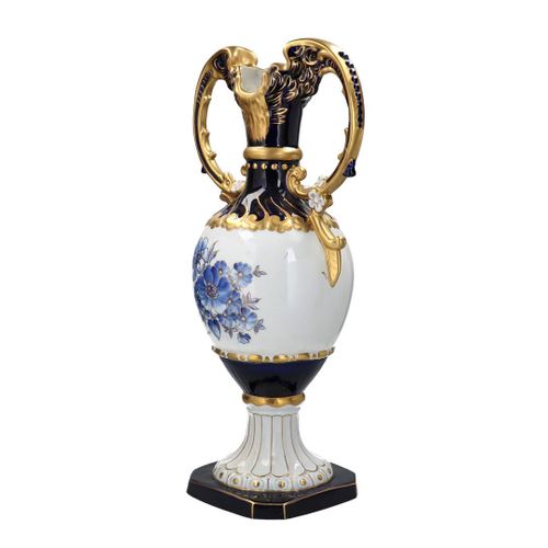 Null 皇家杜克斯瓷器装饰花瓶，蓝色装饰的花朵。
高x宽：64 x 33厘米。