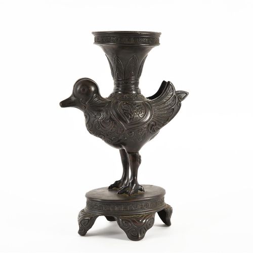Null Vase en bronze avec décoration d'un oiseau. Japon, 19ème siècle.
H : 34 cm.