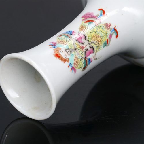 Null Vase en porcelaine à décor polychrome de personnages et de caractères, marq&hellip;