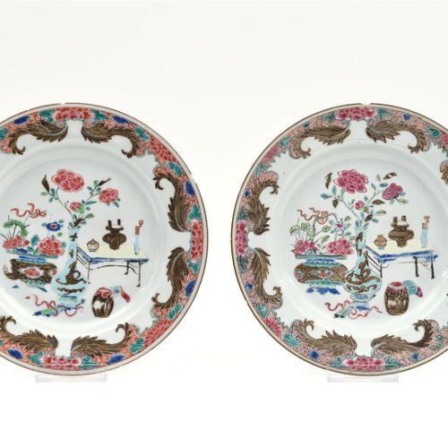 Null Une paire d'assiettes en porcelaine de la famille rose à décor de vases de &hellip;