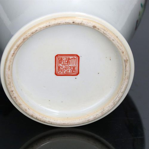 Null 瓷器花瓶，有多色的人物装饰，有篆书标记。中国。
高：29厘米。