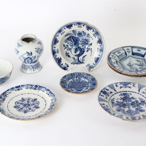 Null Eight pieces of miscellaneous Delft blue pottery, including a shaving basin&hellip;