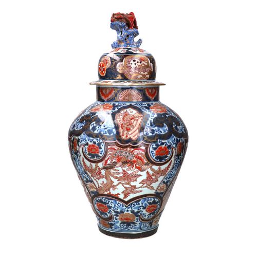 Null Vaso con coperchio in porcellana Imari con decorazione floreale policroma. &hellip;