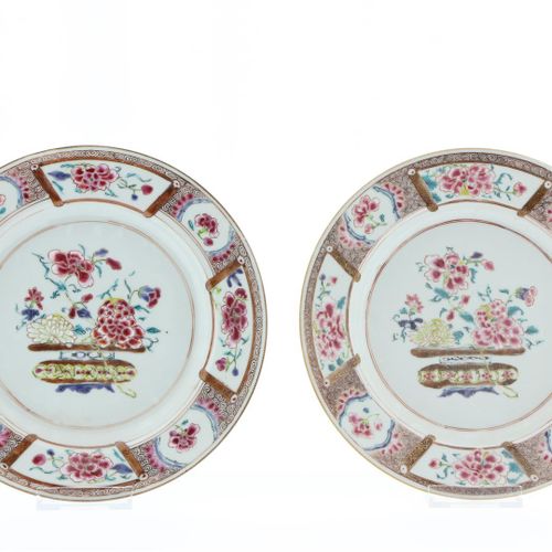 Null A pair of famille rose porcelain plates, with decor of flowers. Unmarked. C&hellip;