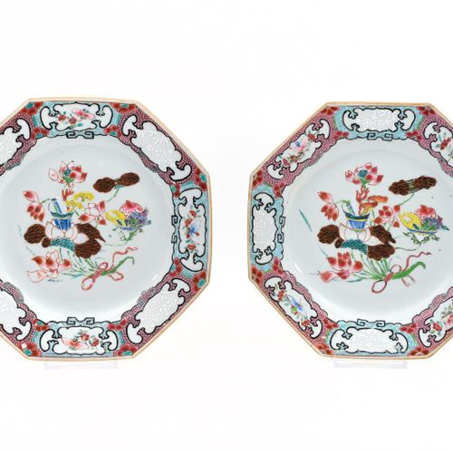 Null Une paire d'assiettes octogonales en porcelaine de la famille rose à décor &hellip;