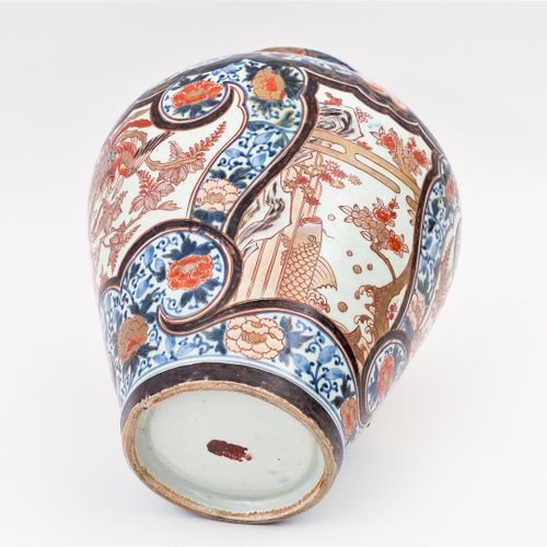 Null Olla con tapa de porcelana Imari con decoración floral policromada. Japón, &hellip;