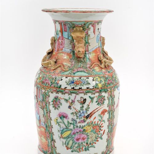 Null Vase en porcelaine à décor polychrome. Chine, Canton.
H : 32 cm.