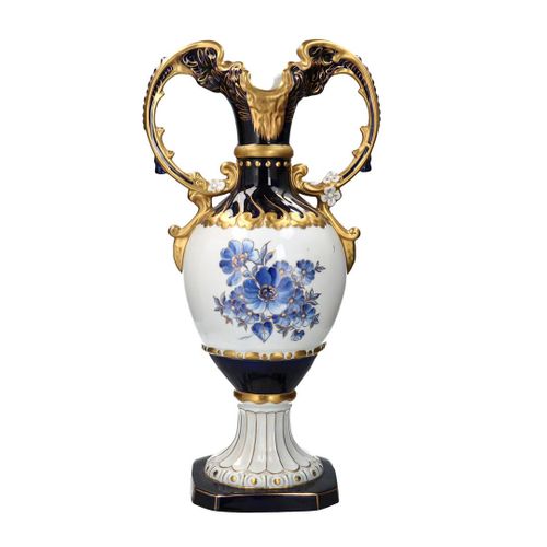 Null 皇家杜克斯瓷器装饰花瓶，蓝色装饰的花朵。
高x宽：64 x 33厘米。