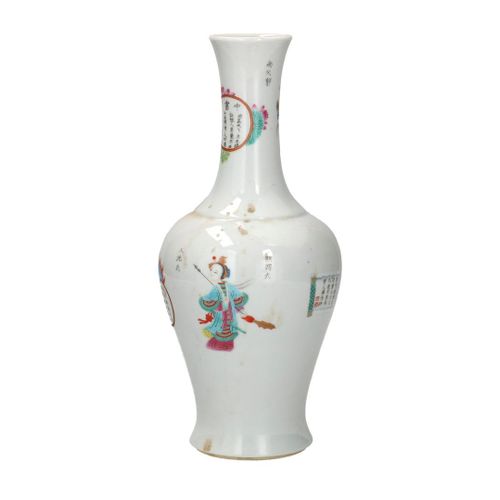 Null 瓷器花瓶，有多色的人物装饰，有篆书标记。中国。
高：29厘米。
