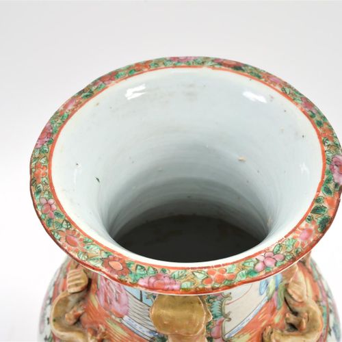 Null Vase en porcelaine à décor polychrome. Chine, Canton.
H : 32 cm.